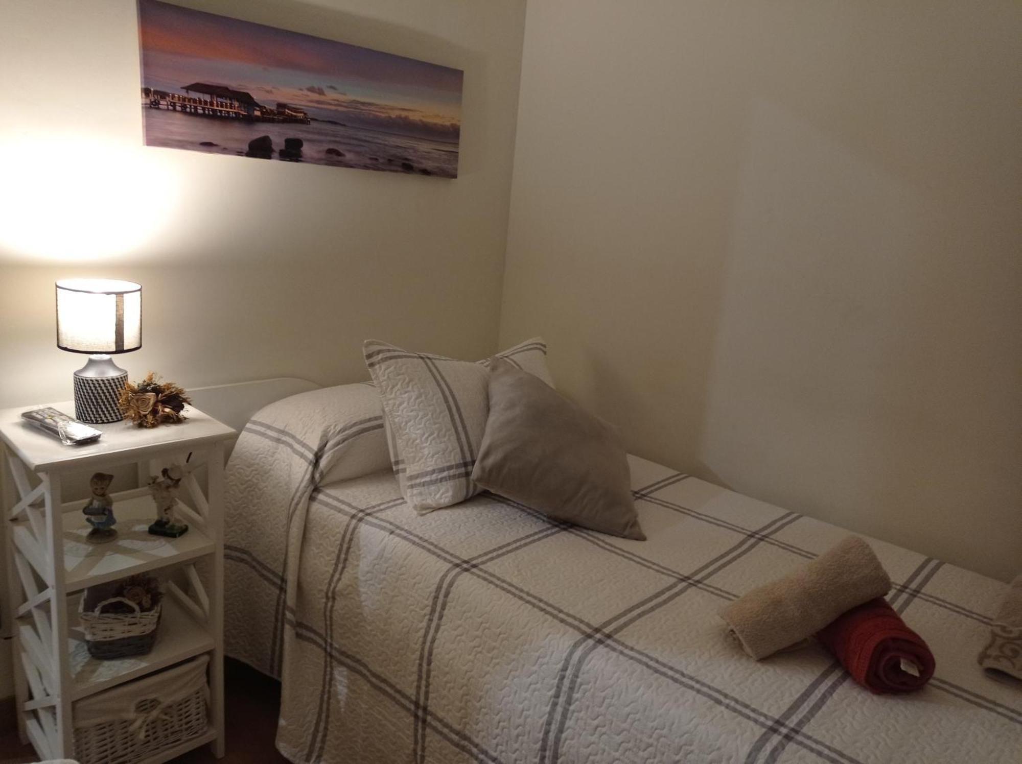 Gonzalo De Berceo 15 " Calidad-Sobrio" And " Free Private Parking " Apartamento Logroño Quarto foto