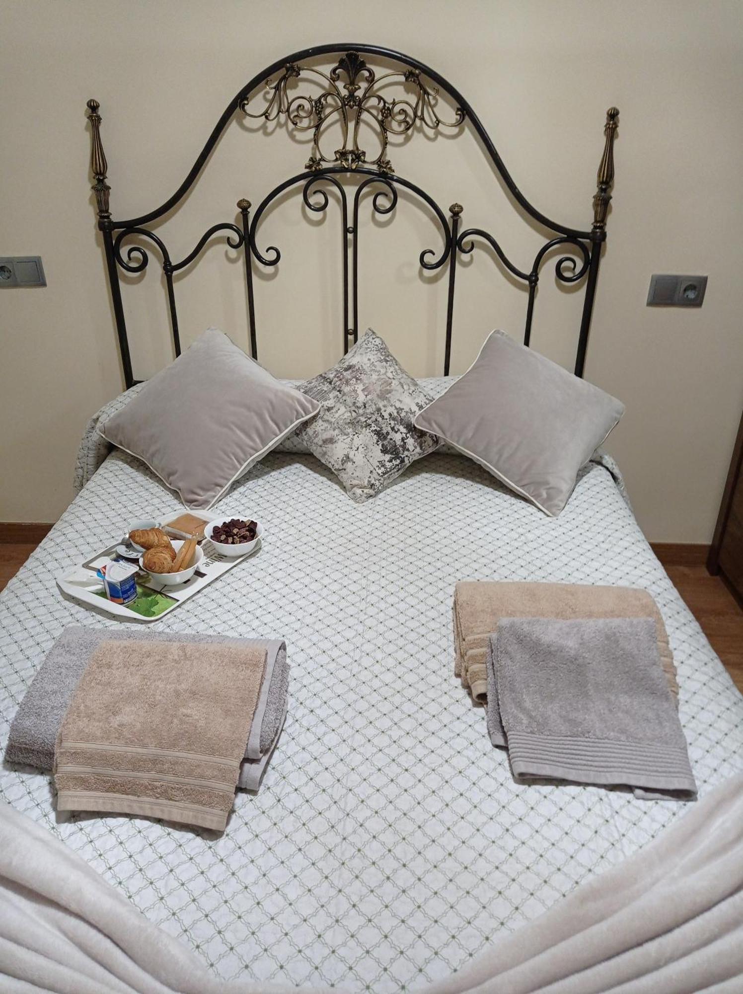 Gonzalo De Berceo 15 " Calidad-Sobrio" And " Free Private Parking " Apartamento Logroño Quarto foto